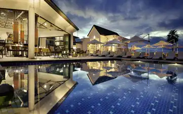 Luxury Safaris — exclusive lodge with pool